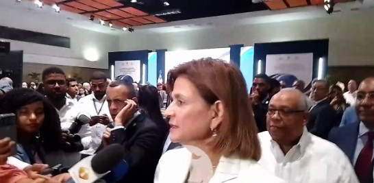 La vicepresidente de la República Dominicana, Raquel Peña, aseguró este martes que el Gobierno defenderá la democracia "cueste lo que cueste".<br /><br />https://listindiario.com/la-republica/gobierno/20240730/gobierno-responde-venezuela-defenderemos-democracia-cueste-cueste_819313.html