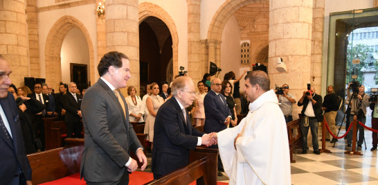 El padre Nelson Clark saluda a don José Luis “Pepín” Corripio Estrada y a Manuel Corripio Alonso.