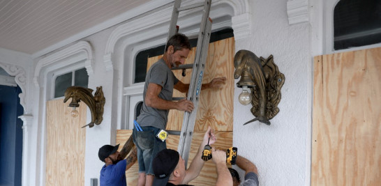 se preparan para la posible llegada de la tormenta tropical Debby