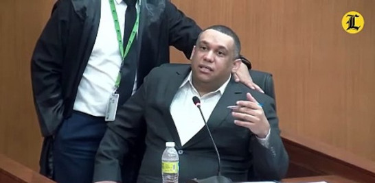 El mayor Raúl Alejandro Girón Jiménez, tras mostrar arrepentimiento y pedir perdón al pueblo dominicano, dijo que se jugó la vida al delatar a los policías y militares involucrado en el entramado de corrupción denominado Coral y Coral 5G, proceso se encuentra en juicio de fondo.<br /><br />https://listindiario.com/la-republica/justicia/20240806/giron-pide-perdon-asegura-jugo-vida-delatar-policias-militares-coral-coral-5g_820294.html<br /><br />También le pude interesar estos videos:<br /><br />Abinader despierta interés en adquirir buque colombiano para contrarrestar delitos trasnacionales https://youtu.be/gZv8w-87c00<br /><br />Desfile Militar y Policial por 180 Aniversario de la Independencia Dominicana https://youtube.com/live/Xn_IcMlCO50<br /><br />TSE declara inadmisible petición de Ramfis Trujillo para ser candidato presidencial https://youtu.be/HFpdTFtu-XQ<br /><br />Así fue la búsqueda y captura del recluso que se fugó del Palacio de Justicia https://youtu.be/4AoMjn9s3hU<br /><br />En pedernales hay tierras raras, pero aún falta data https://youtu.be/GOPYSb6cPWE<br /><br />Más noticias en https://listindiario.com/<br /><br />Suscríbete al canal  https://bit.ly/335qMys<br /><br />Síguenos<br />Twitter  https://twitter.com/ListinDiario <br /><br />Facebook  https://www.facebook.com/listindiario <br /><br />Instagram https://www.instagram.com/listindiario/