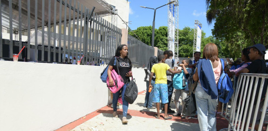 Personas se retiran del Palacio Municipal luego de canjear botellas plásticas por útiles