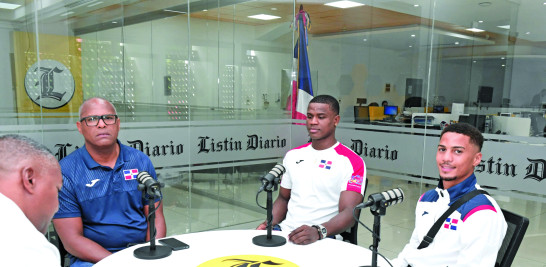 Los Boxeadores Yunior Alcántara, Cristian Pinales , así como el entrenador Armando Hernández conversan con el periodista Pedro G. Briceño durante la visitan que giraron al Listín Diario.