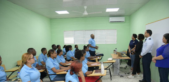 Estudiantes de la Escuela Vocacional de Los Alcarrizos durante una jornada instructiva relacionada con su capacitación.