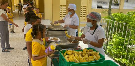 Unos 50 estudiantes han resultado intoxicados al ingerir leche del desayuno escolar en el centro educativo Herminia Pérez, en el sector Pekín, al sur de la provincia Santiago.