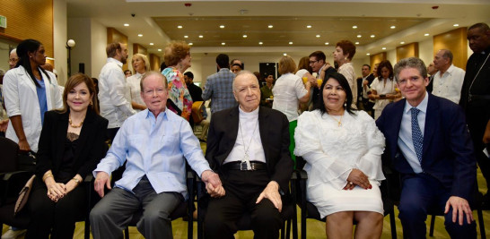 Ana Corripio, José Luis Corripio Estrada, el cardenal Nicolás de Jesús López Rodríguez, Milagros Ureña y José Alfredo Corripio.