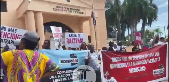 El Movimiento Reconocido protestó a las afueras del Palacio Nacional en busca de ser escuchados tras cumplirse 11 años de la sentencia 168-13 del Tribunal Constitucional.<br /><br />https://listindiario.com/la-republica/20240923/movimiento-reconocido-pide-nacionalizado-dominicano-nacidos-pais_826721.html