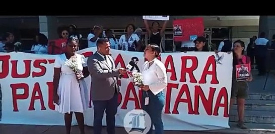 Decenas de mujeres protestaron la mañana de este miércoles frente a la Procuraduría General de la República, exigiendo justicia por el asesinato de la joven Paula Santana Escalante, ocurrido el 21 de febrero en una zona franca de Las Américas.<br /><br />https://listindiario.com/la-republica/20240925/mujeres-protestan-frente-procuraduria-exigiendo-justicia-asesinado-paula-santana_827011.html