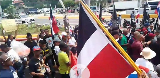 Decenas de personas de la Antigua Orden Dominicana se preparan para marchar al Palacio Nacional