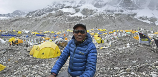 En esta imagen tomada el 2 de mayo de 2021, el alpinista nepalí Kami Rita Sherpa posa para una foto durante una entrevista con AFP en el campo base del Everest, en la región del monte Everest del distrito de Solukhumbu, ya que Sherpa alcanzó el 7 de mayo la cumbre del monte Everest por 25ª vez, batiendo su propio récord de más cumbres de la montaña más alta del mundo.