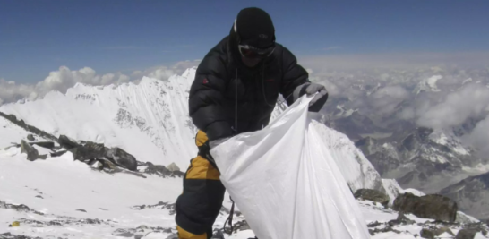 Un sherpa nepalí recogiendo basura en el Everest en 2010