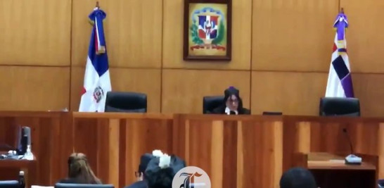 La jueza tomó la decisión al acoger una revisión de la medida de coerción presentada por la barra de la defensa, que consideró que su cliente no representa peligro de fuga.