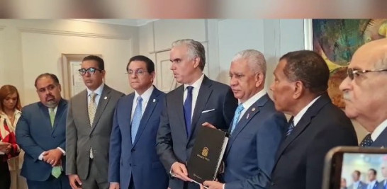 En medio de un extenso proceso de modificaciones legislativas, el Poder Ejecutivo depositó este jueves el proyecto de ley que busca lograr una reforma laboral.<br /><br />https://listindiario.com/la-republica/congreso/20241010/tocar-cesantia-gobierno-deposita-proyecto-reforma-laboral-senado_828981.html