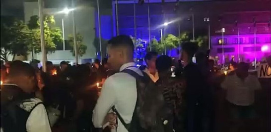 Con un encendido de velas, camisetas negros, cacerolazos, banderas dominicanas y pancartas con enunciados como "No a la reforma fiscal"