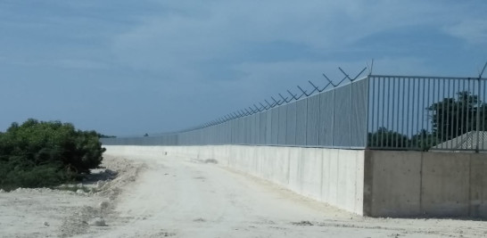 Trabajos en la verja perimetral de Pedernales