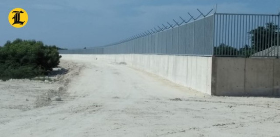 La construcción verja perimetral, que está en su fase de terminación y servirá para mantener los controles en la frontera domínico-haitiana, se encuentran muy avanzada.<br /><br />https://listindiario.com/la-republica/provincias/20241023/asi-construccion-verja-perimetral-fronteriza-pedernales_830779.html