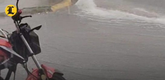 Esta fue la realidad de decenas de santiagueros que tras poco más de dos horas de intensas lluvias no tenían acceso al transporte público y muchas de las principales vías estaban intransitables por la acumulación de agua.<br /><br />https://listindiario.com/la-republica/provincias/20241024/fuertes-lluvias-causan-estragos-santiago-zonas-cibao_830765.html