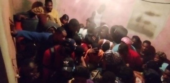 Un total de 83 haitianos indocumentados fueron detenidos en un hotel de  Las Matas de Santa Cruz, provincia Montecristi, durante una intervención realizada por las autoridades.<br /><br />https://listindiario.com/la-republica/20241104/arrestan-dominicano-83-haitianos-esperaban-ingresar-pais-montecristi_832284.html