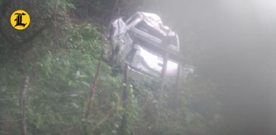 Los ocupantes de un vehículo que se dirigía hacia la comunidad La Guázara, un pequeño poblado ubicado a unos 20 minutos del municipio Barahona, están vivos para contarlo al caer por un precipicio.<br /><br />https://listindiario.com/la-republica/provincias/20241104/ocupantes-vehiculo-salen-ilesos-caer-quebrada-carretera-guazara_832299.html