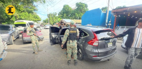 Luego de una persecución, militares del Ejército de la República Dominicana lograron detener una yipeta Honda CRV repleta de indocumentados haitianos, en el municipio de Boca de Mao, provincia Valverde.<br /><br />https://listindiario.com/la-republica/migracion/20241105/militares-detienen-yipeta-18-haitianos-estatus-migratorio-irregular_832561.html