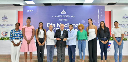 Kelvin Cruz y Garibaldy Bautista reconocen a Cristóbal Marte, quien estuvo acompañado por varias integrantes de la selección nacional de voleibol.