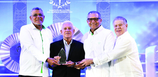 El veterano periodista Gustavo Rodríguez al momento de recibir su placa de manos de Rafael Villalona, Don Rolando Sebelén y Héctor Lizardo Jorge.