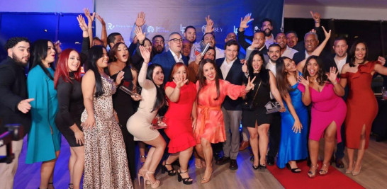 El equipo de la inmobiliaria festejando el premio