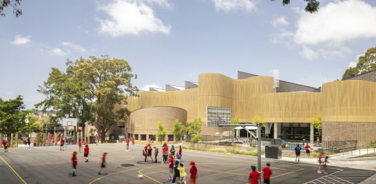 Área deportiva en el exterior de la escuela pública de Darlington (Sidney, Australia).  Foto Fjcstudio y WAF 2024.