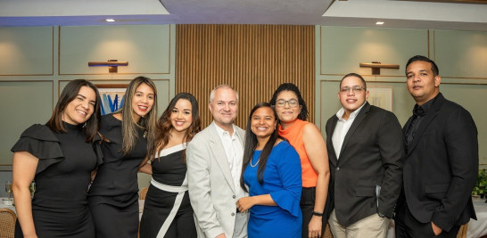 Al cetro Jorge Aldinger, junto a parte del equipo de CEO Consultoría.