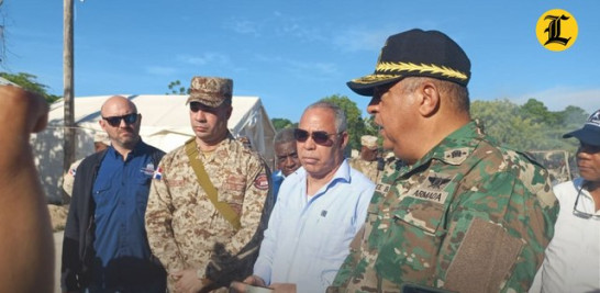 El director de Migración, vicealmirante Luis Rafael Lee Ballester, en compañía del director del Cuerpo Especializado en Seguridad Fronteriza Terrestre (CESFRONT), general de brigada José Rodríguez Coste, y otros funcionarios realizaron un recorrido por la frontera de sur a norte para evaluar varias medidas que se implementarán en los mercados binacionales por seguridad nacional.<br /><br />https://listindiario.com/la-republica/provincias/20241204/migracion-vigila-zona-fronteriza_836308.html