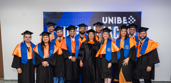 Miguelina Franco, directora de la escuela de Administración de Empresas junto a los graduandos de postgrado.