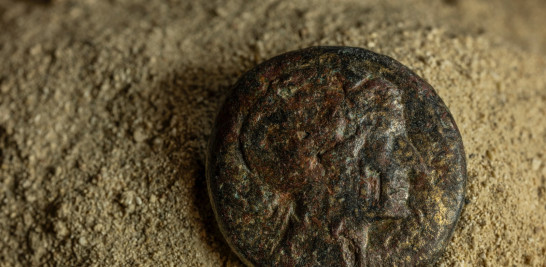 Una de las 337 monedas con la imagen de Cleopatra VII, encontrada durante las excavaciones.