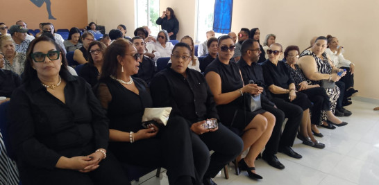 En la gráfica Gladys Ramírez, viuda Carty durante el velatorio de su esposo. Figuran varias de las hijas del extinto expelotero.