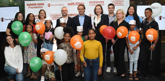 Representantes del grupo y de la fundación junto a algunos de los niños