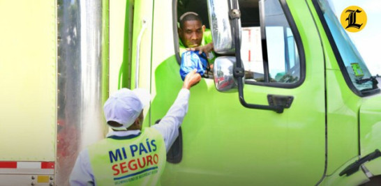 En víspera de Nochevieja y la espera del Año Nuevo 2025, el Ministerio de Interior y Policía entregó este lunes al menos 3,500 botiquines de primeros auxilios a personas que han decidido viajar al interior del país, como parte del operativo "Viaje Seguro y Retorno Consciente", que también realizó el pasado marte 24.<br /><br />https://listindiario.com/la-republica/20241230/interior-policia-entrega-botiquines-viajeros-visperas-nochevieja-prudencia-navidades_839562.html