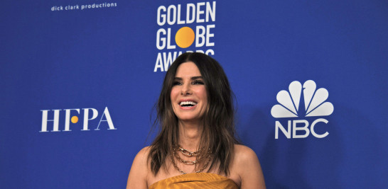 Sandra Bullock posa en la sala de prensa durante la 77.ª edición de los Globos de Oro. Bullock, quien no actúa desde 2022, se retiró temporalmente para cuidar de su pareja, el fotógrafo Bryan Randall, quien falleció a los 57 años. Bullock adoptó a su hijo Louis en 2010 y a su hija Laila en 2015, y siempre consideró a Randall como su padre: Compartimos dos hijos hermosos, tres con su hija mayor. Es lo mejor que me ha pasado. EFE/EPA/CHRISTIAN MONTERROSA