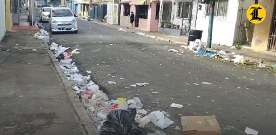 Las calles Cotubanamá y Ricardo Pittini (antigua calle Primera) del Ensanche Don Bosco, lugar donde se celebró nuevamente ‘El Rally del Borracho’ (antiguo Rally Don Bosco), cerraron el evento para recibir el año nuevo con aceras y contenes repletos de basura.<br /><br />https://listindiario.com/la-republica/ciudad/20250101/rally-basura_839742.html