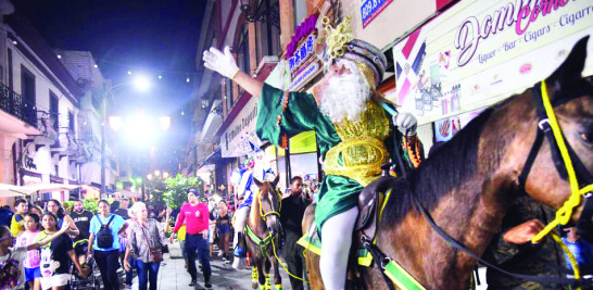 El desfile de los Reyes Magos se ha convertido en una tradición que disfrutan niños y adultos.