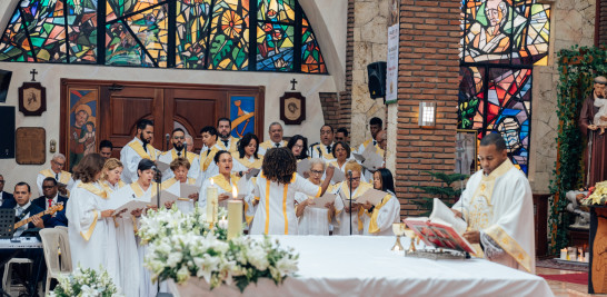 La eucaristía fue presidida por el párroco Ronald de la Cruz, en la iglesia San Antonio de Padua.