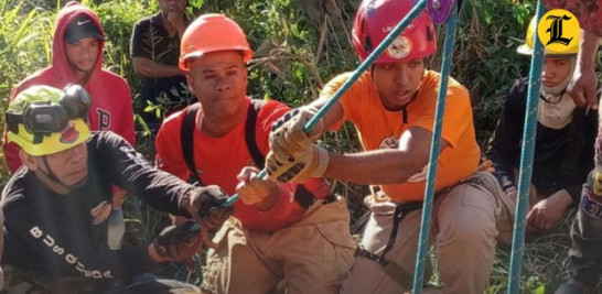 La Defensa Civil rescató este domingo a un hombre que había caído en un hoyo de aproximadamente 80 pies de profundidad en la Loma del Chivo, en la Cordillera Septentrional.<br /><br />https://listindiario.com/la-republica/20250112/rescatan-hombre-cayo-hoyo-80-pies-profundidad_841126.html