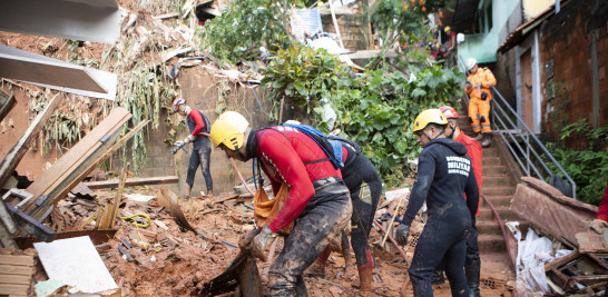 Bomberos trabajan en sitio de deslizamiento de tierra en el barrio Bethania, Ipatinga.