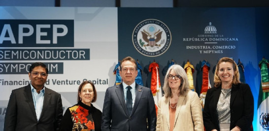 Satish Dhanasekaran, presidente ejecutivo Keysight Technologies;
Lisa Kubiske, embajadora de E.E.U.U para las Américas;Victor-Ito-Bisonó,
Amy Holman, secretaria del Bureau de Economía Departamento de Estados Unidos de América, y Virginia Kent, coordinadora de CHIPS-ITSI.