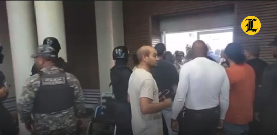 La Policía informó que el menor de edad fue dejado interno pero bajo custodia y que luego que los médicos le den el alta, será presentado ante la justicia.