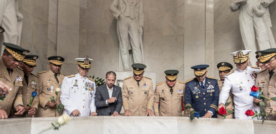 Oficiales rindiendo honor a los padres de la patria