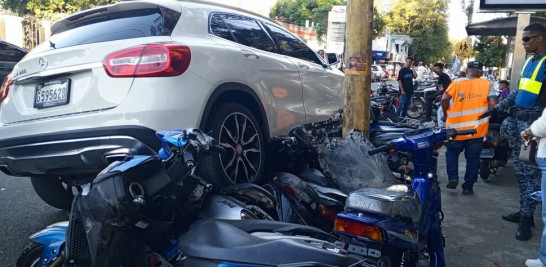 Yipeta termina encima de varias motocicletas