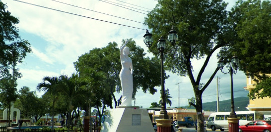 Escultura en homenaje a Casandra Damirón en Barahona.