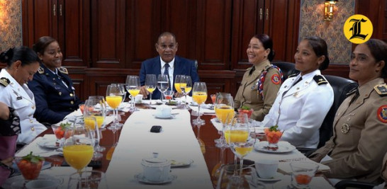 El desayuno de LISTÍN DIARIO, conducido por su director, Miguel Franjul, contó con seis mujeres militares por la conmemoración de Día Internacional de la Mujer este próximo sábado. Allí relataron sus motivaciones y el camino que las ha llevado a convertirse en referentes dentro de la milicia.