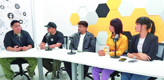 De izquierda a derecha, Ángelo Frilop, Janiel Ponciano y Robert Green junto a las periodistas Audry Trinidad y Ashley Ann.