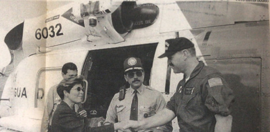 Armiris Castellanos de Galán esposa del general Dante Lino Galán, expresa las gracias al capitan Jim Manning, de la guardia costera de Estados Unidos.