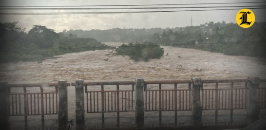 A las 2:06 de la tarde iniciaron las precipitaciones en El Seibo y se extendieron hasta pasadas las 5:00 de la tarde de este domingo, dejando por lo menos cinco sectores inundados. Tras el reporte emitido este domingo por el Centro de Operaciones de Emergencias (COE), en el que mantiene a 2 provincias en alerta roja, 9 en amarillas y aumentó a otras 7 en verde por la incidencia de una vaguada a nivel nacional.<br /><br />https://listindiario.com/la-republica/20250414/lluvias-intensas-provocan-inundaciones-seibo_853585.html<br />