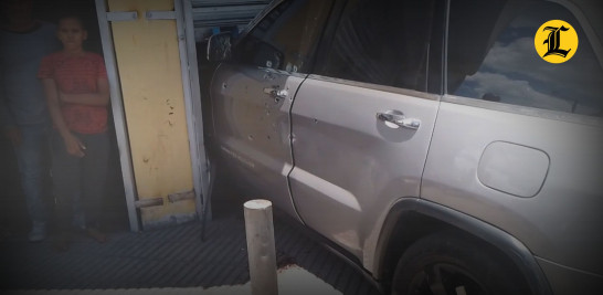 Una de las víctimas es conocida como Yoreidy, de 32 años, mientras que desconoce el nombre de la otra persona que iba a bordo de la yipeta.<br /><br />https://listindiario.com/la-republica/20250424/hieren-dos-personas-disparos-desplazaban-vehiculo_855049.html